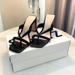 Super cute Schutz sandal exclusive to Neiman Marcus!